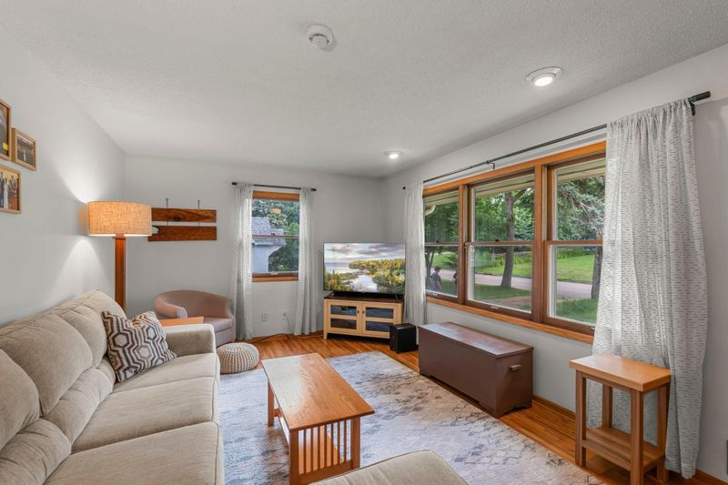 672 Goodview Ave N, Oakdale, MN 55128