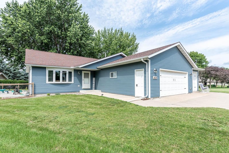 828 Hillside Ct, Nicollet, MN 56074