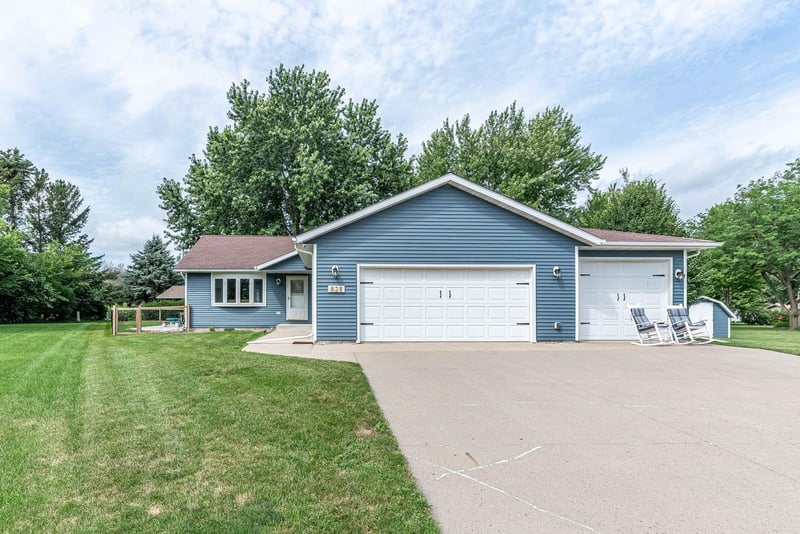 828 Hillside Ct, Nicollet, MN 56074