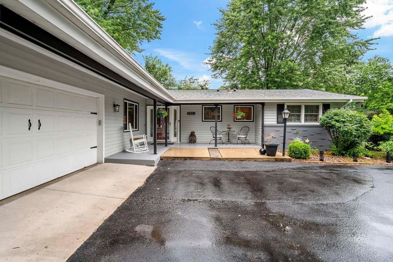 2091 Kenwood Dr E, Maplewood, MN 55117