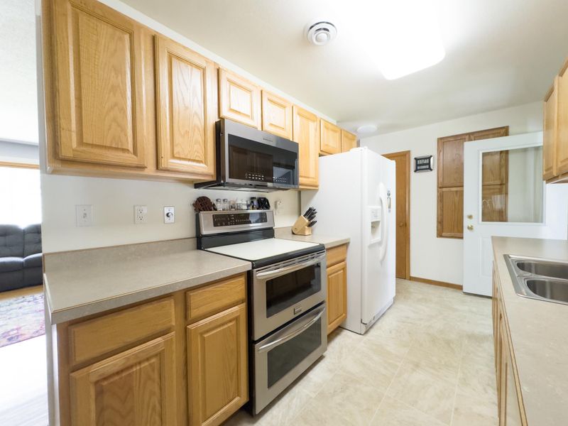 525 Maple Ln, Moorhead, MN 56560