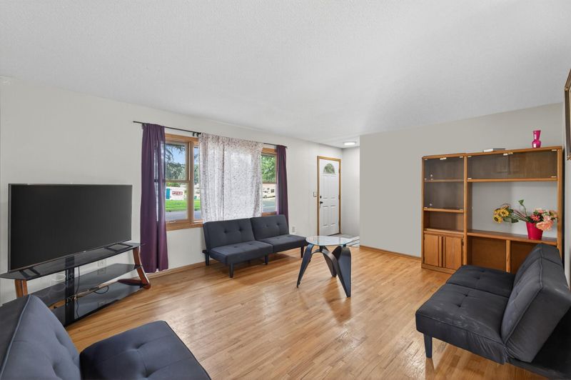 715 E 84th St, Bloomington, MN 55420