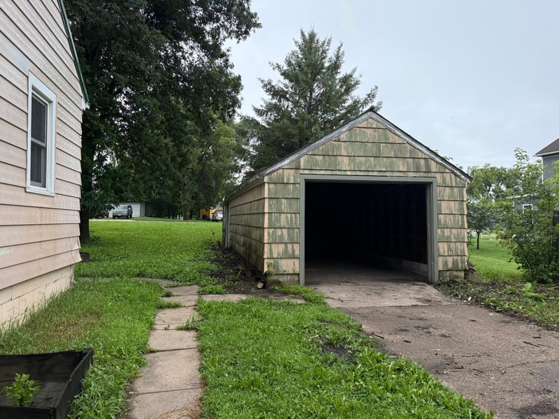 613 W 1st St, Janesville, MN 56048