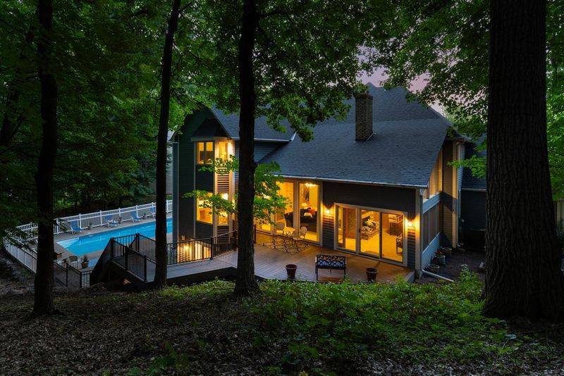 6310 Stag Horn Ln, Chanhassen, MN 55317