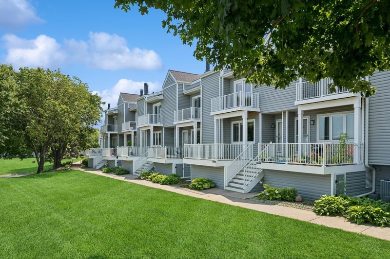 1601 W Wayzata Blvd #G, Long Lake, MN 55356