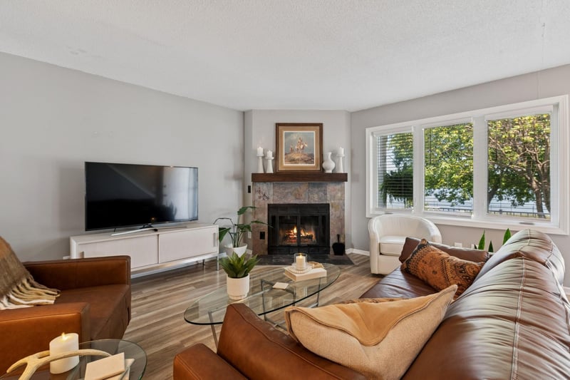 1601 W Wayzata Blvd #G, Long Lake, MN 55356