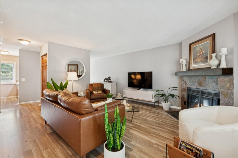 1601 W Wayzata Blvd #G, Long Lake, MN 55356