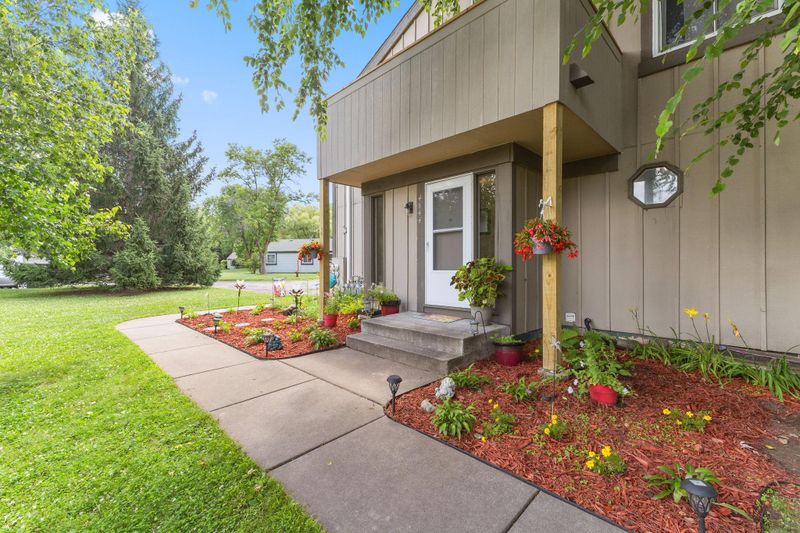 4844 Grenwich Way N, Oakdale, MN 55128