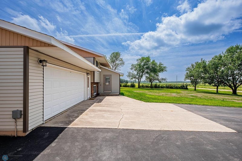 15512 210th St S, Barnesville, MN 56514