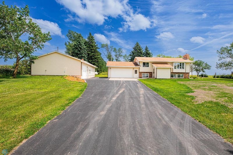 15512 210th St S, Barnesville, MN 56514