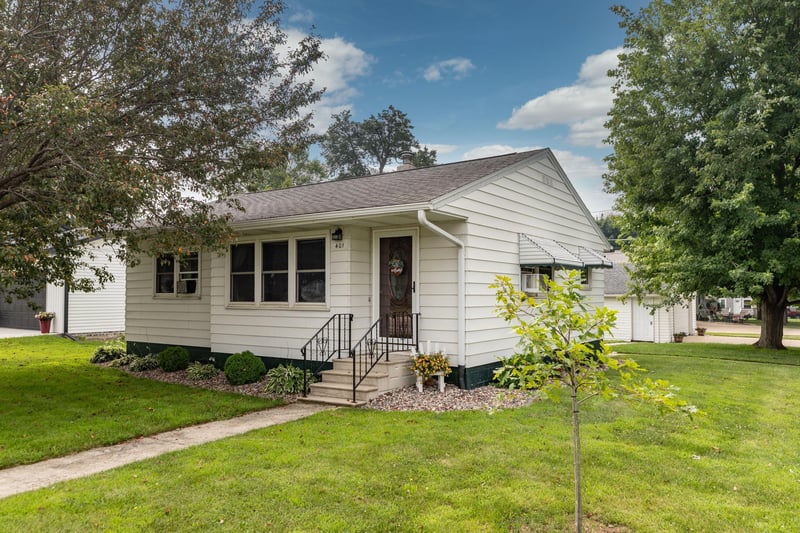 401 2nd St NE, Hayfield, MN 55940