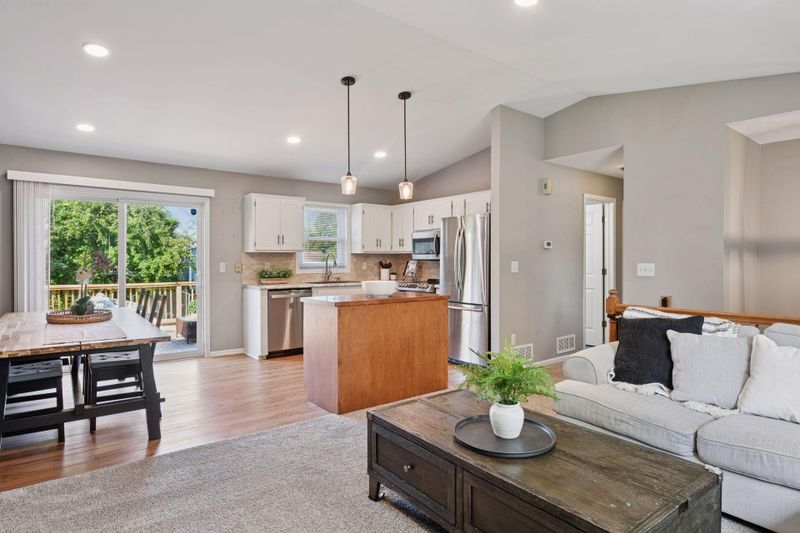 566 Kassel Ln, Chaska, MN 55318