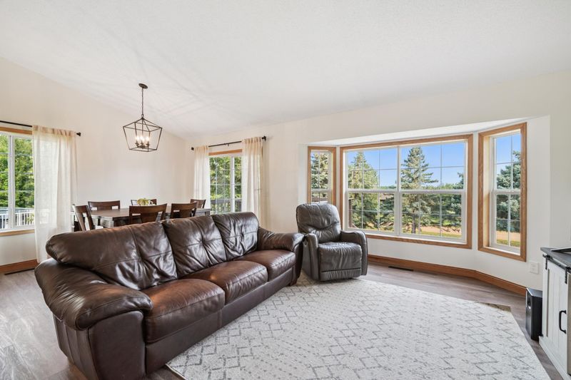 909 Heritage Trl, Jordan, MN 55352