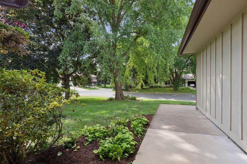 8208 Kentucky Cir, Bloomington, MN 55438