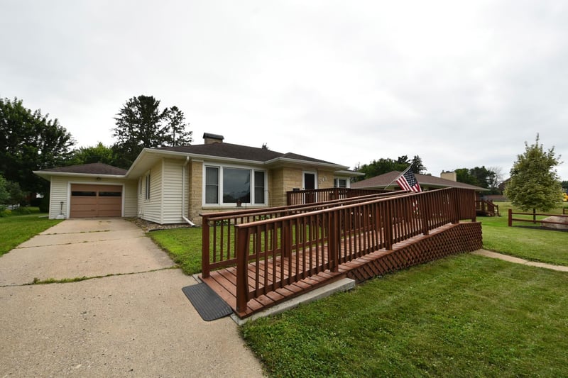 345 E 5th St, Zumbrota, MN 55992