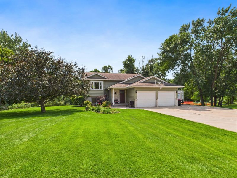 15726 Parkwood Cir, Avon, MN 56310