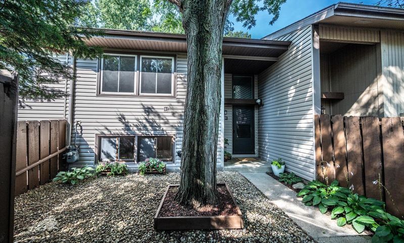 101 River Woods Ln, Burnsville, MN 55337