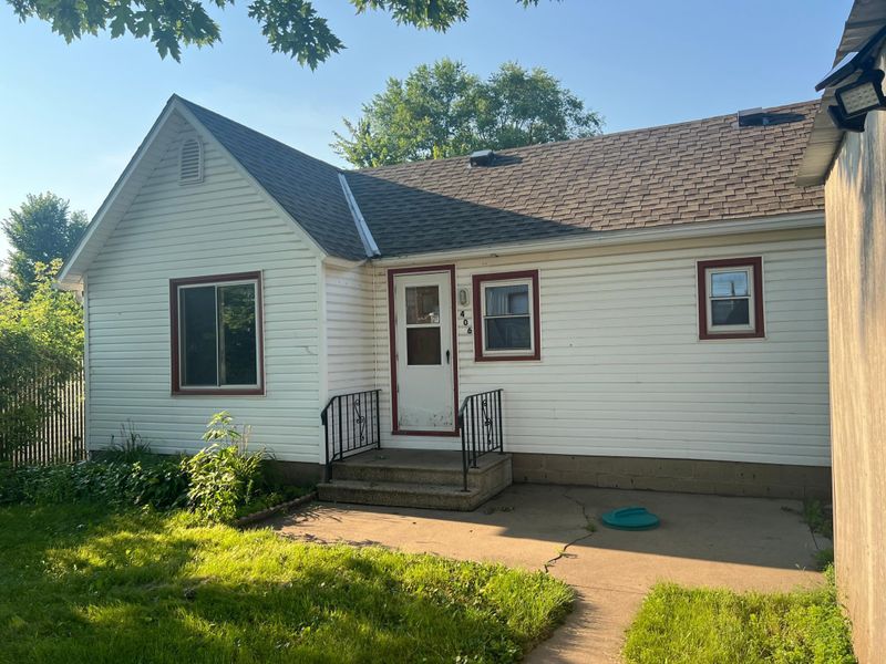 406 21st St NW, Faribault, MN 55021