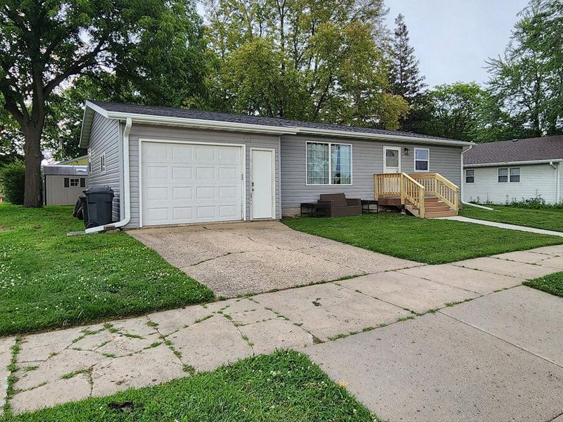518 Cherry St, Lakefield, MN 56150