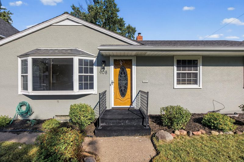 908 Bellows St, West Saint Paul, MN 55118