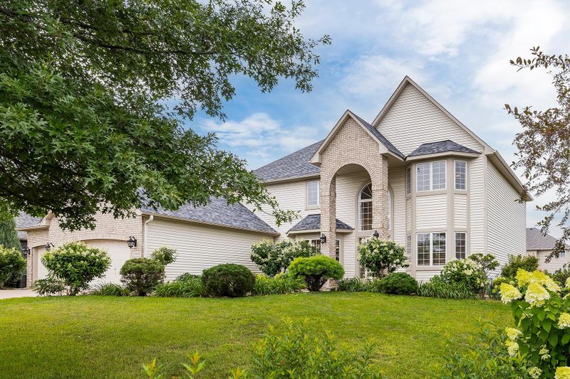17985 Strawberry Ct, Eden Prairie, MN 55347