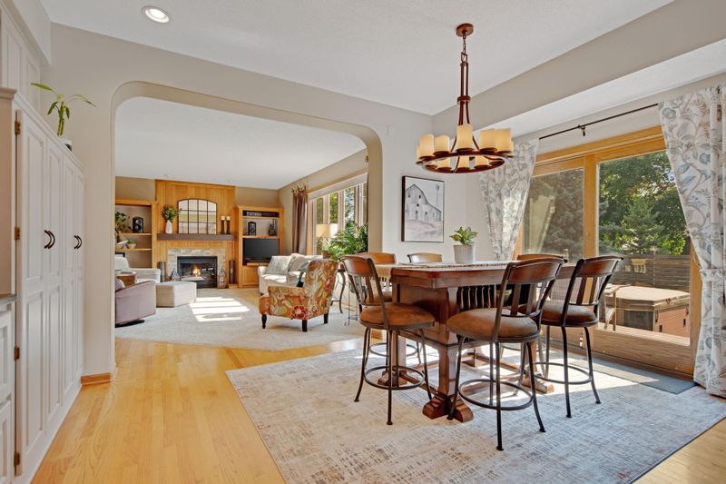 1334 Berwick Ln, Mahtomedi, MN 55115