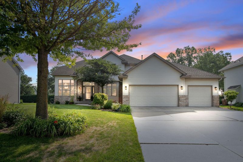 1334 Berwick Ln, Mahtomedi, MN 55115