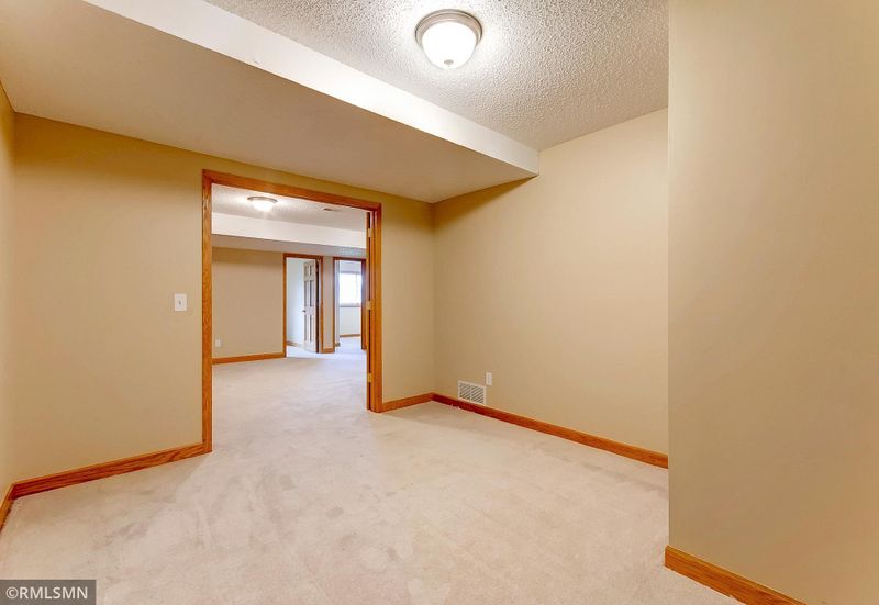 4103 Blakewood Dr, Shakopee, MN 55379