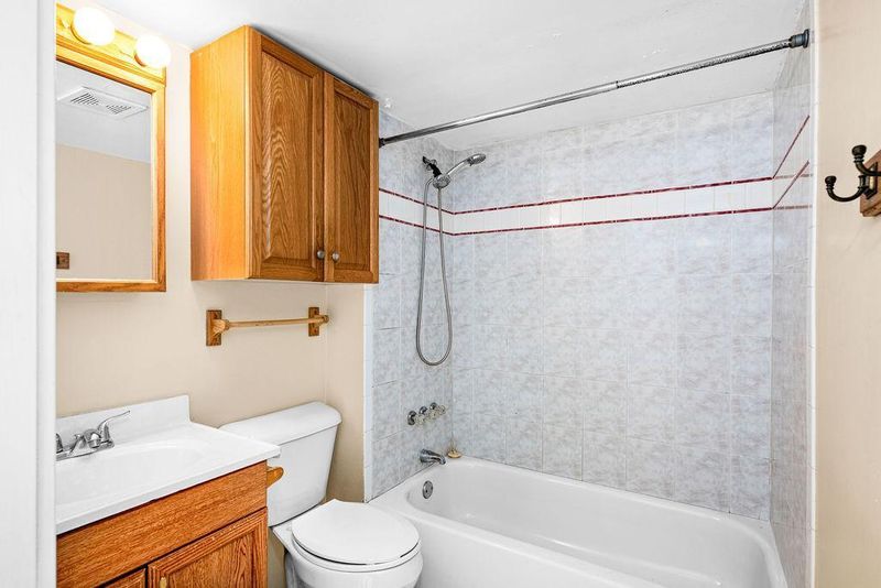 608 E 10th St, Duluth, MN 55805
