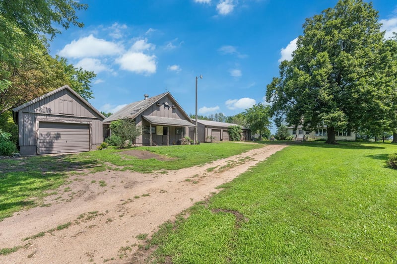 45037 180th St, Sleepy Eye, MN 56085