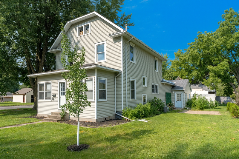 618 4th St SW, Waseca, MN 56093