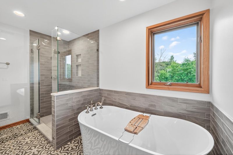 870 Jennings Cove Rd, Mound, MN 55364