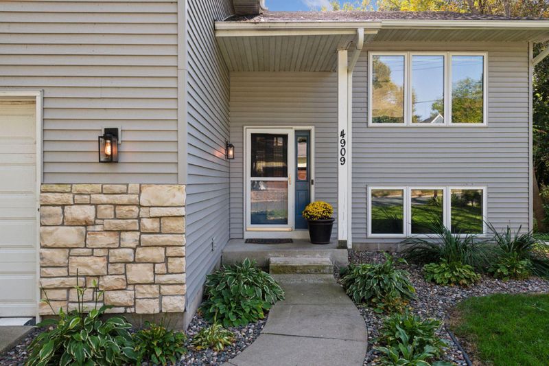 4909 Hanover Rd, Mound, MN 55364