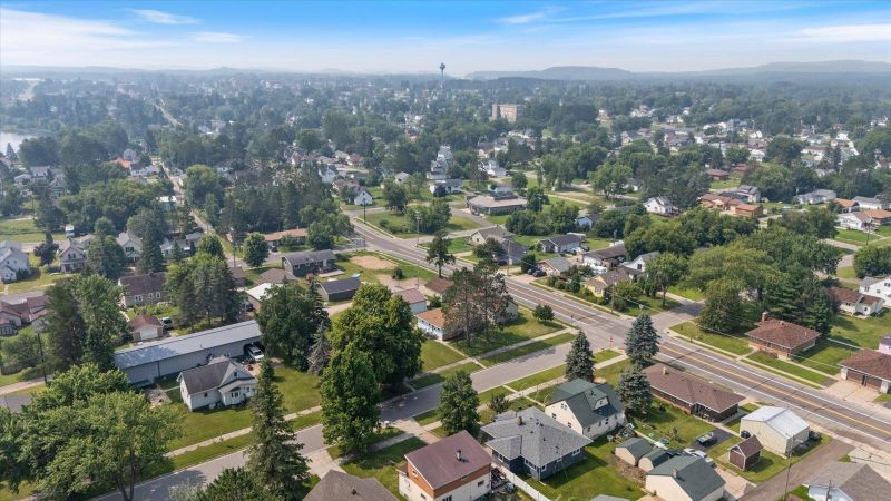 27 10th St NW, Chisholm, MN 55719