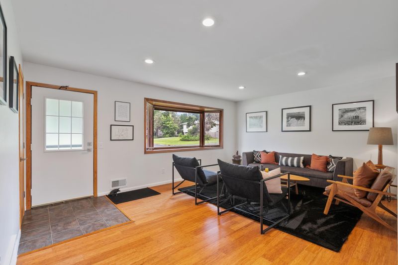 2405 Friendship Ln, Burnsville, MN 55337