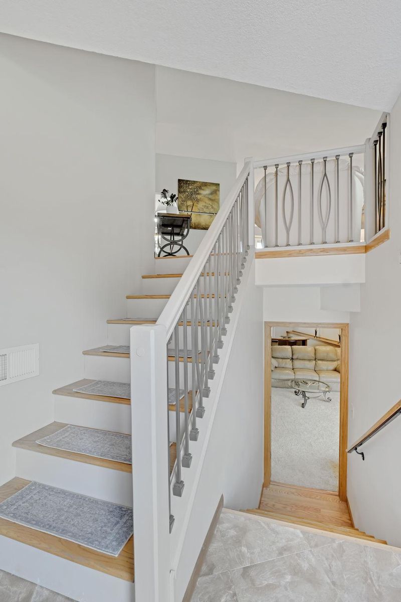 7504 Upper 24th St N, Oakdale, MN 55128