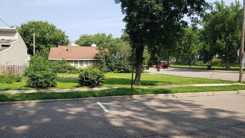 88 1st St, Excelsior, MN 55331