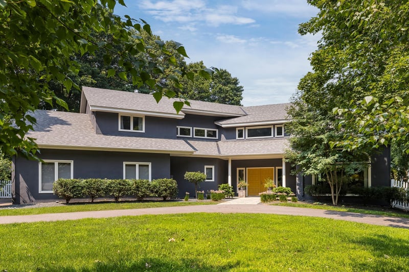 20790 Linwood Rd, Deephaven, MN 55331