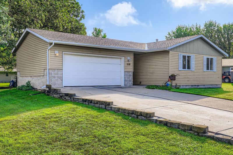 812 Marion St SW, Isanti, MN 55040