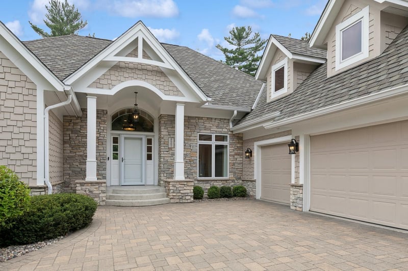 8967 Mariabo Cir, Bloomington, MN 55438