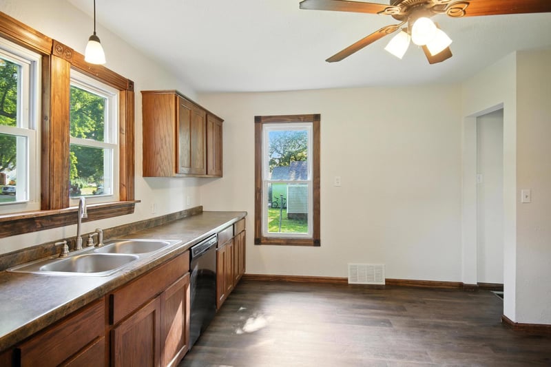 703 5th St S, Ellendale, MN 56026