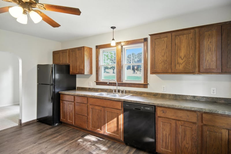 703 5th St S, Ellendale, MN 56026