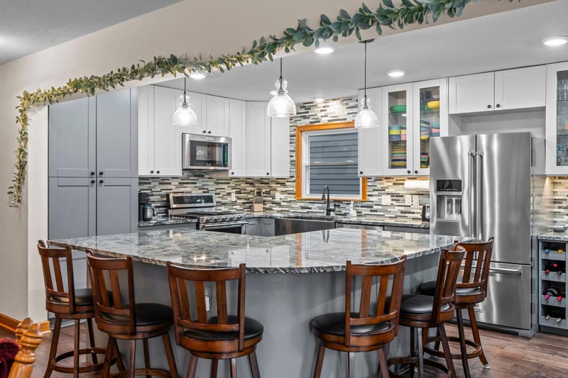 1608 E Shore Dr, Saint Paul, MN 55106