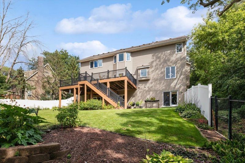 104 Crestridge Dr, Burnsville, MN 55337