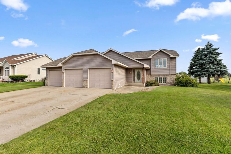 1305 18th St E, Glencoe, MN 55336