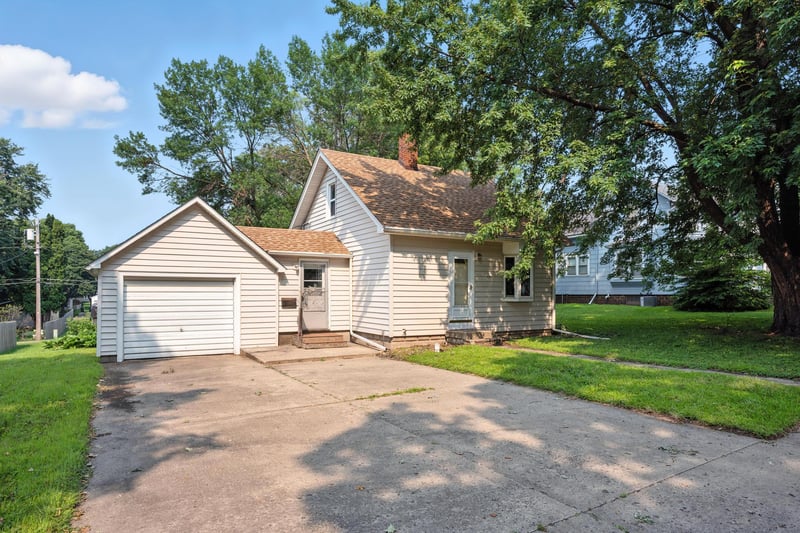 1427 Baxter Ave N, Glencoe, MN 55336
