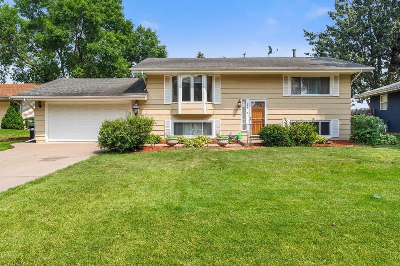 657 Mccallum Dr, New Brighton, MN 55112