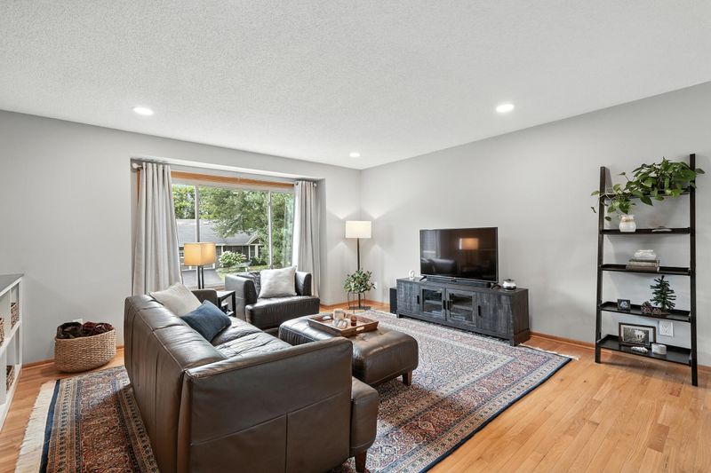 31 Fox Hollow Dr, Chanhassen, MN 55317