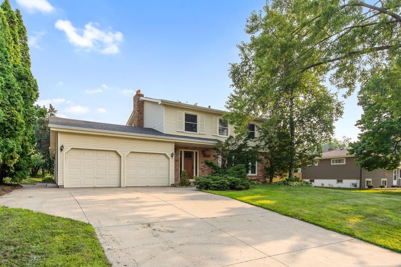 2246 Thomas Ln, White Bear Lake, MN 55110