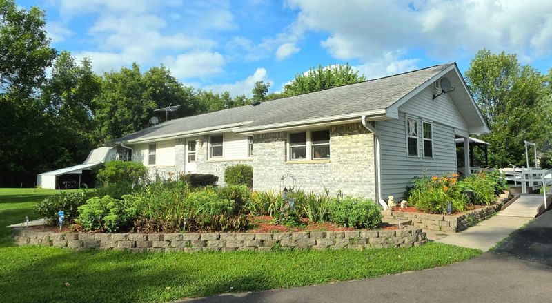 3268 Rum River Dr, Princeton, MN 55371